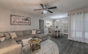 Cozy 2Br Farmhouse Apt - Sleeps 8 - Free Parking!